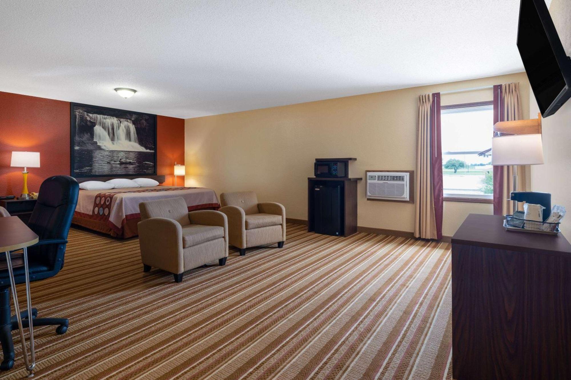 Super 8 By Wyndham Mattoon Hotel Exterior photo