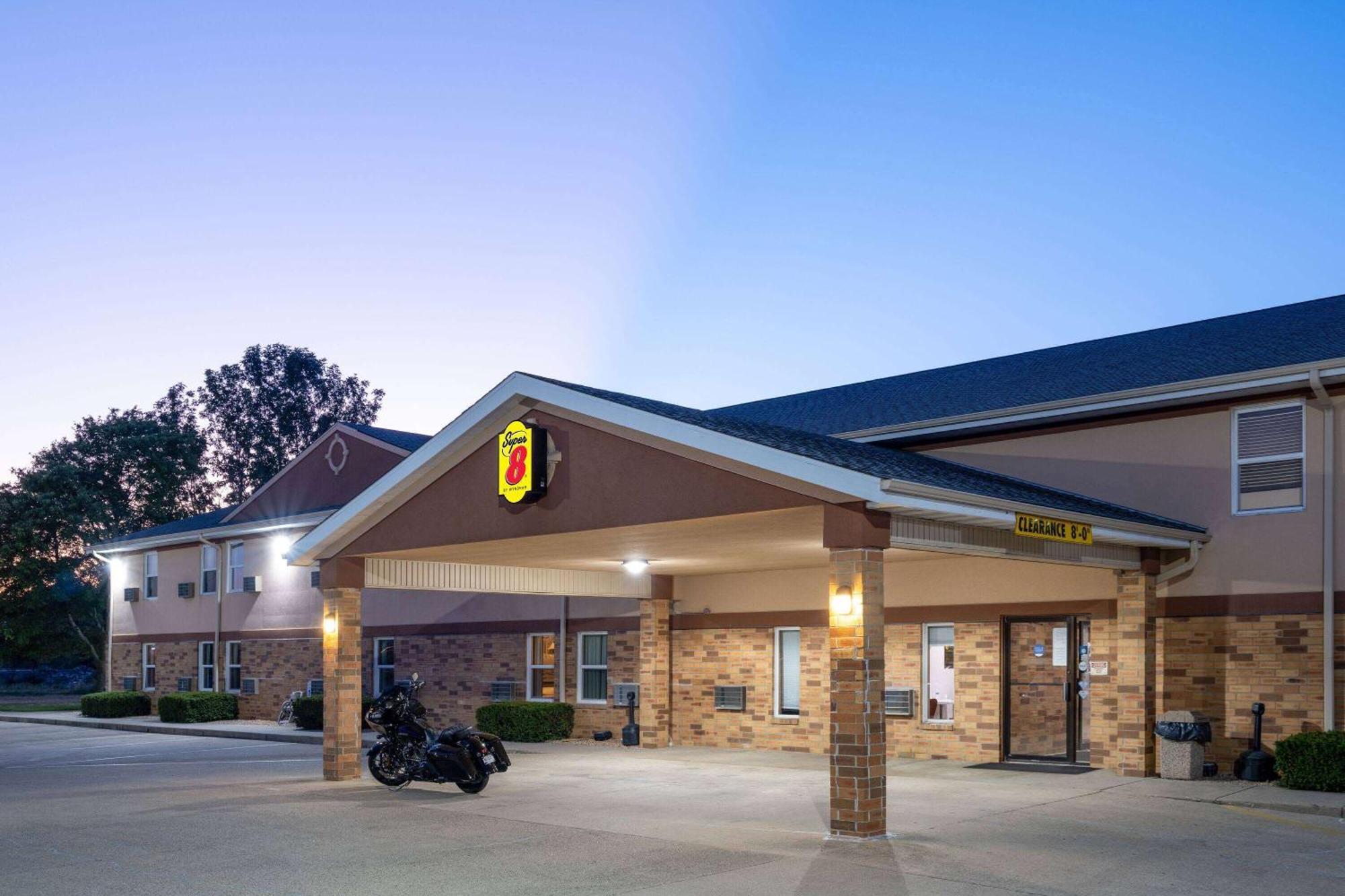 Super 8 By Wyndham Mattoon Hotel Exterior photo