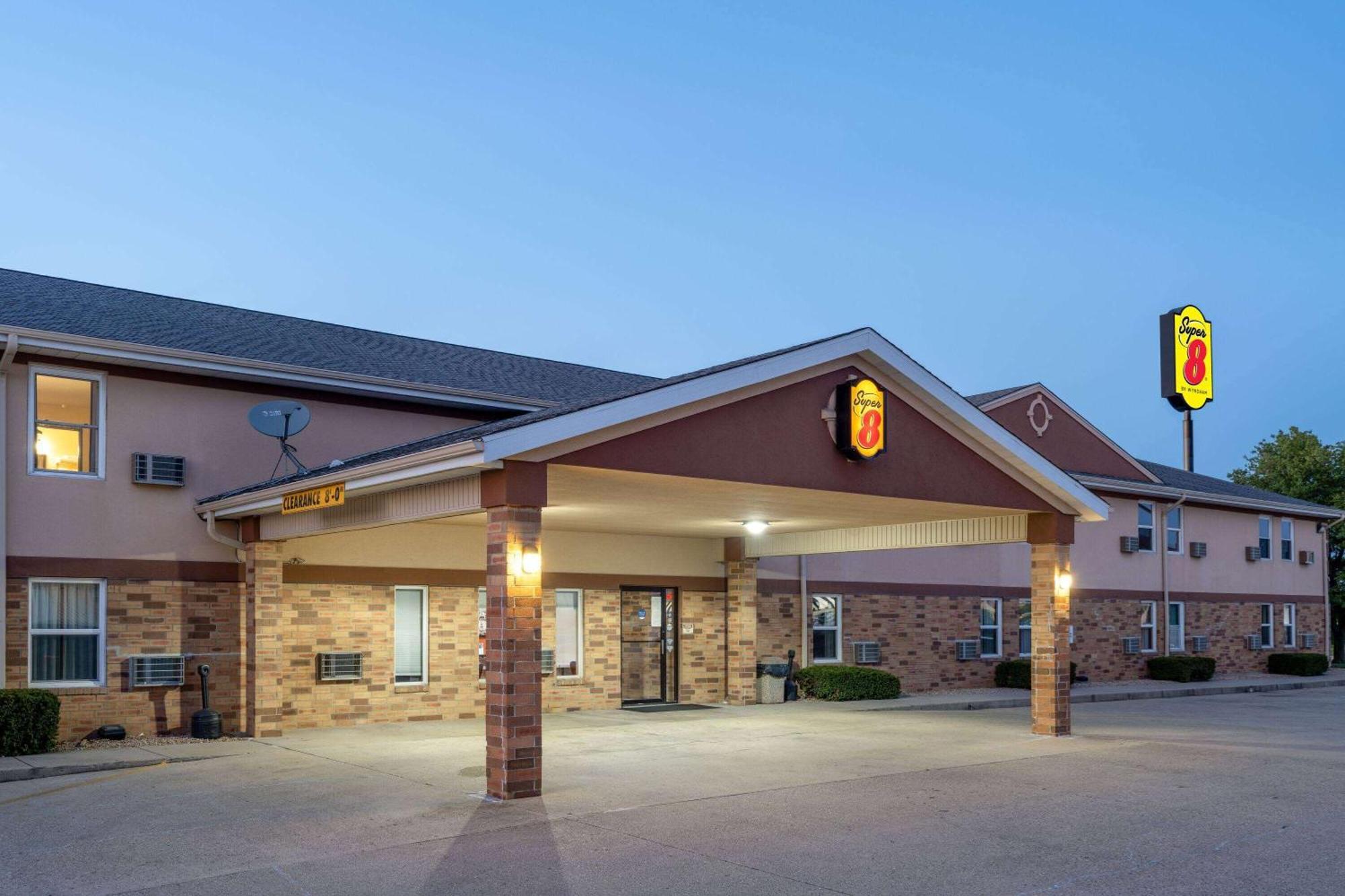 Super 8 By Wyndham Mattoon Hotel Exterior photo